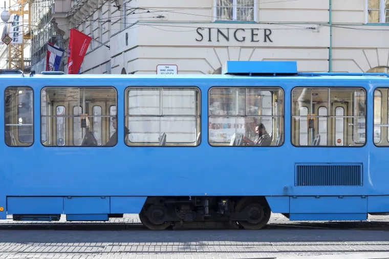 16.03.2020., Zagreb - Promjena ponasanja sve je vidljivija na ulicama Zagreba. Zbog opasnosti od koronavisrusa sve je vise zatvorenih kafica, tramvaji su poluprazni, u sve ustanove se ulazi pojedinoacno, a zastitne masku su sve cesce.
Photo: Patrik Macek/PIXSELL