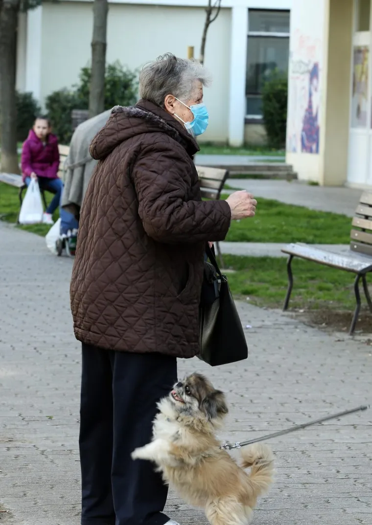 16.03.2020., Zagreb - Gradjani su ozbiljno shvatili upute i na gradskim ulicama se krecu s maskama na licu. Photo: Emica Elvedji/PIXSELL