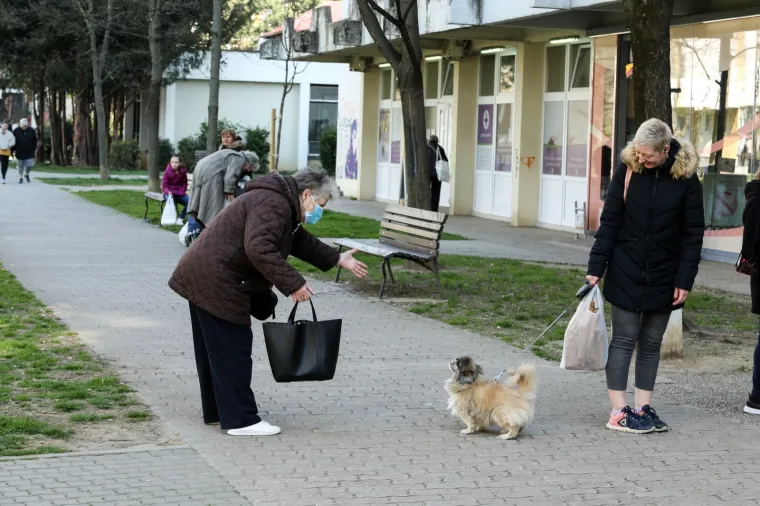 16.03.2020., Zagreb - Gradjani su ozbiljno shvatili upute i na gradskim ulicama se krecu s maskama na licu. Photo: Emica Elvedji/PIXSELL
