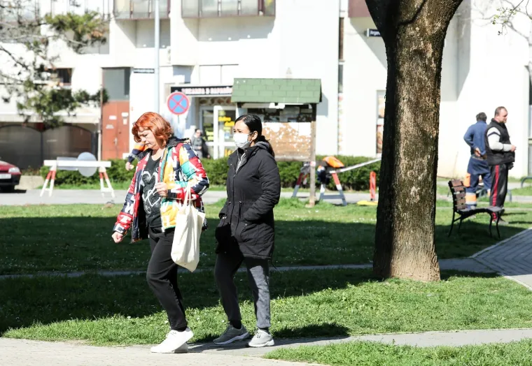 16.03.2020., Zagreb - Gradjani su ozbiljno shvatili upute i na gradskim ulicama se krecu s maskama na licu. Photo: Emica Elvedji/PIXSELL