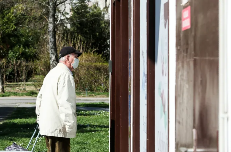 16.03.2020., Zagreb - Građani su ozbiljno shvatili upute i na gradskim ulicama se kreću s maskama na licu. Photo: Emica Elvedji/PIXSELL