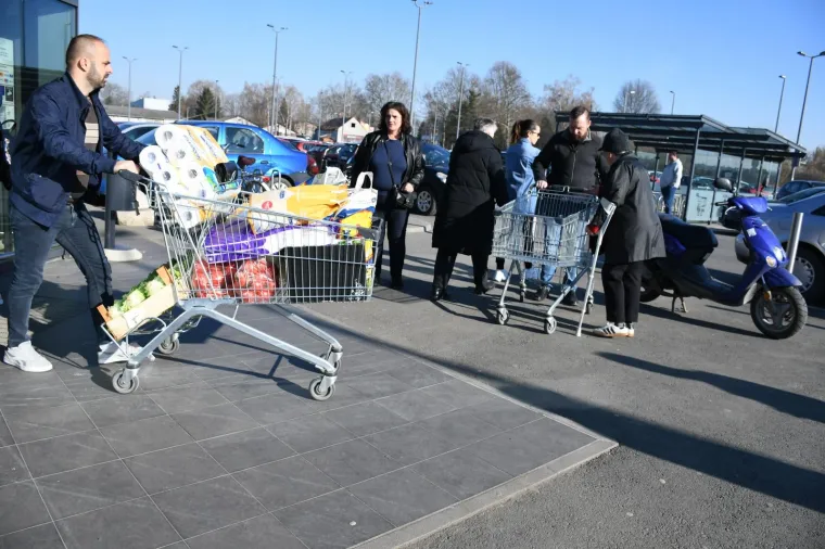 15.03.2020., Bjelovar - Zbog  koronavirusa Bjelovarcani su odlucili popuniti svoje kucne zalihe hranom. Ispred trgovina stvarale su se velike guzve
Photo:Damir Spehar/PIXSELL