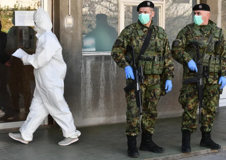 16.03.2020., Beograd, Srbija - Nakon uvodjenja izvanrednog stanja  zbog pandemije koronavirusa  jedinice vojne policije Vojske Srbije cuvaju Infektivnu kliniku &ldquo;Dr Kosta Todorovic&rdquo; u Beogradu. Photo: Srdjan Ilic/PIXSELL