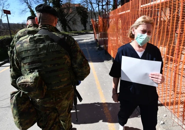16.03.2020., Beograd, Srbija - Nakon uvodjenja izvanrednog stanja  zbog pandemije koronavirusa  jedinice vojne policije Vojske Srbije cuvaju Infektivnu kliniku &ldquo;Dr Kosta Todorovic&rdquo; u Beogradu. Photo: Srdjan Ilic/PIXSELL