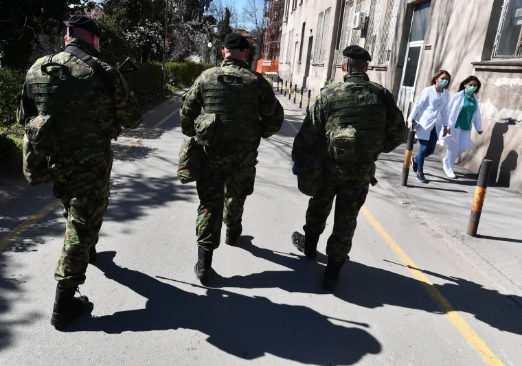 16.03.2020., Beograd, Srbija - Nakon uvodjenja izvanrednog stanja  zbog pandemije koronavirusa  jedinice vojne policije Vojske Srbije cuvaju Infektivnu kliniku &ldquo;Dr Kosta Todorovic&rdquo; u Beogradu. Photo: Srdjan Ilic/PIXSELL