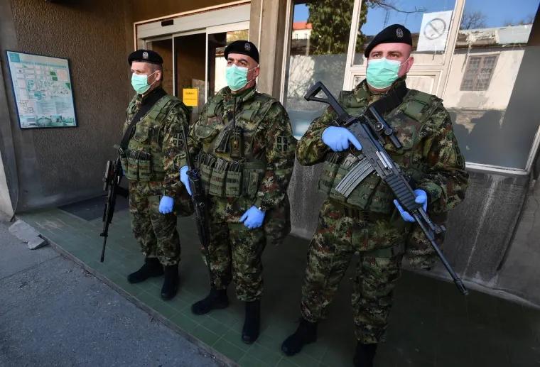 16.03.2020., Beograd, Srbija - Nakon uvodjenja izvanrednog stanja  zbog pandemije koronavirusa  jedinice vojne policije Vojske Srbije cuvaju Infektivnu kliniku &ldquo;Dr Kosta Todorovic&rdquo; u Beogradu. Photo: Srdjan Ilic/PIXSELL