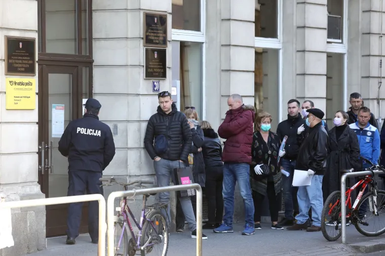 Ispred policije u Petrinjskoj stvaraju se gužve: Sve zbog ograničenog ulaska