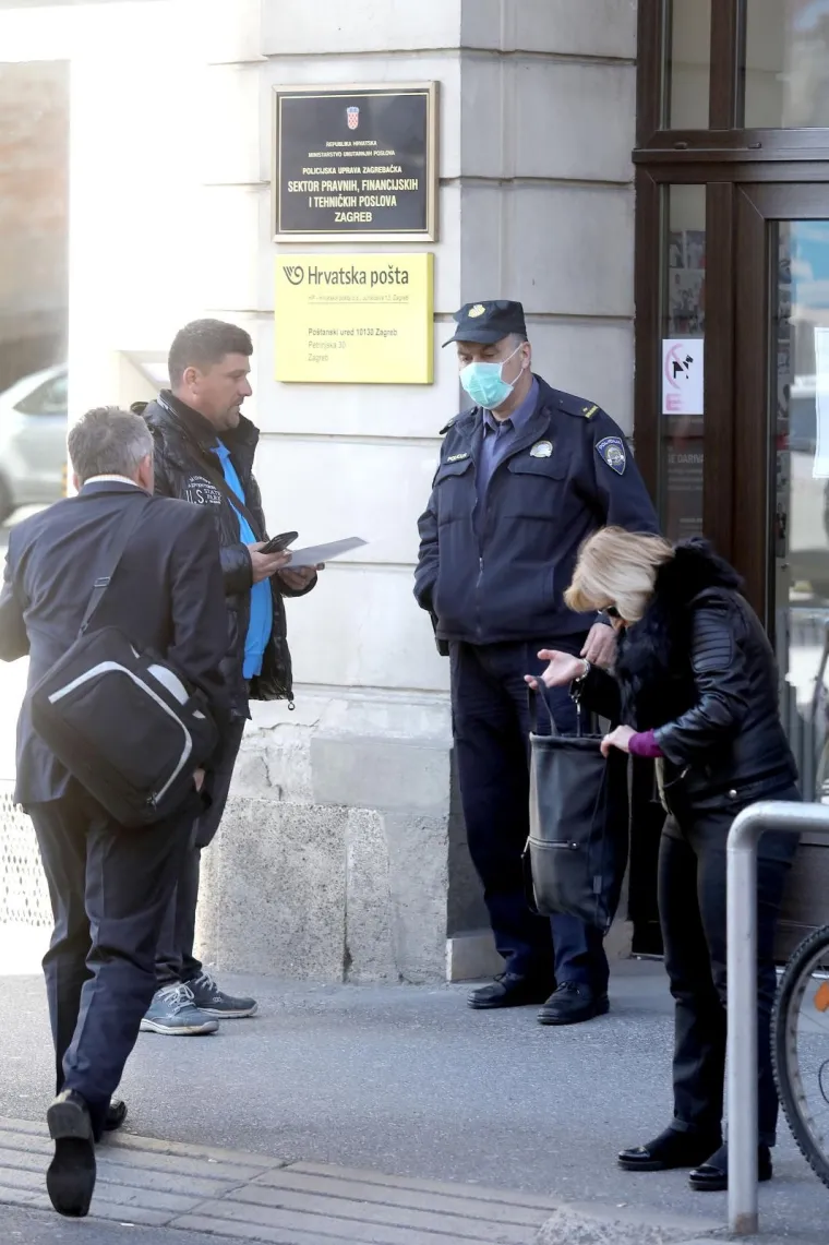 Ispred policije u Petrinjskoj stvaraju se gužve: Sve zbog ograničenog ulaska