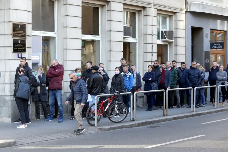 Ispred policije u Petrinjskoj stvaraju se gužve: Sve zbog ograničenog ulaska