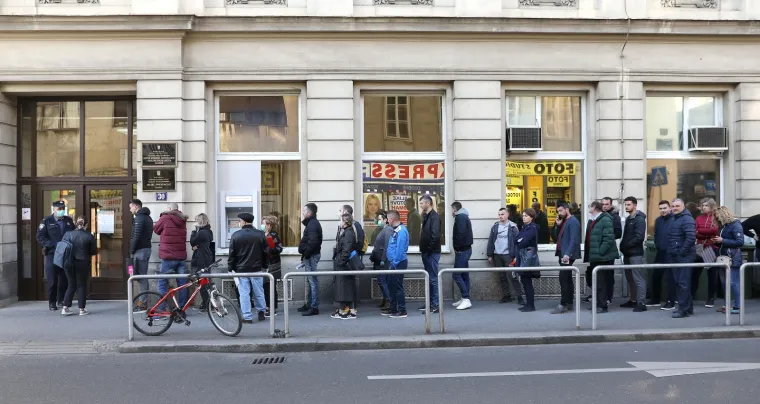 Ispred policije u Petrinjskoj stvaraju se gužve: Sve zbog ograničenog ulaska