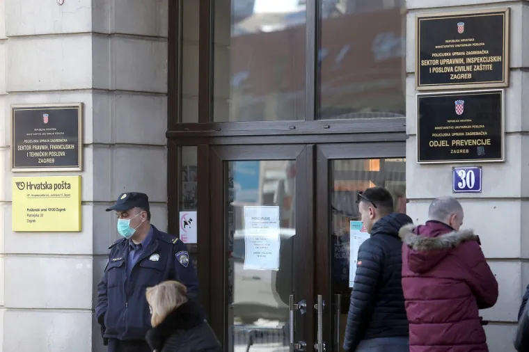 Ispred policije u Petrinjskoj stvaraju se gužve: Sve zbog ograničenog ulaska