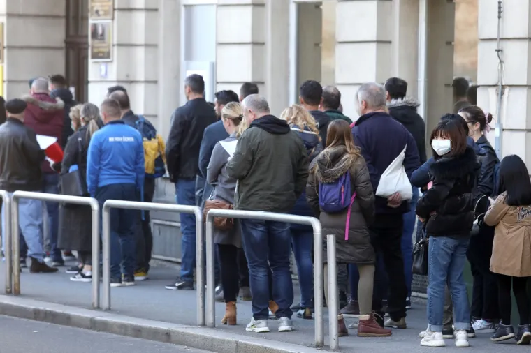 Ispred policije u Petrinjskoj stvaraju se gužve: Sve zbog ograničenog ulaska
