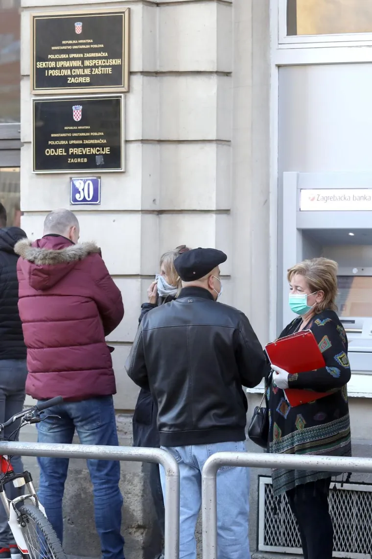 Ispred policije u Petrinjskoj stvaraju se gužve: Sve zbog ograničenog ulaska