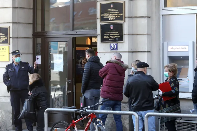 Ispred policije u Petrinjskoj stvaraju se gužve: Sve zbog ograničenog ulaska