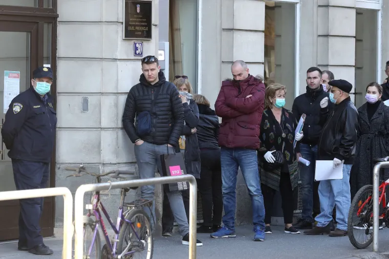 Ispred policije u Petrinjskoj stvaraju se gužve: Sve zbog ograničenog ulaska