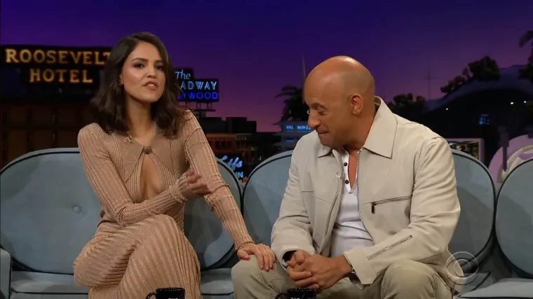 Glumica Eiza Gonzalez pokazala je svoj ubojiti dekolte za vrijeme gostovanja s kolegom Vinom Dieselom u emisiji "The Late Late Show with James Corden". Foto: Profimedia