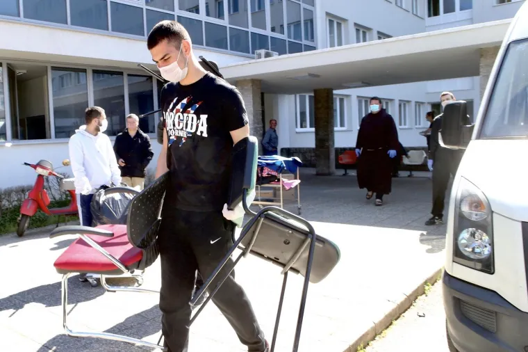 17.03.2020.,Split - Svi zavodi, klinike i odjeli s lokaliteta bolnice Krizine krenuli su u svoju, prvu u povijesti, selidbu u bolnicu Firule u Splitu, a svoj obol borbi protiv korona virusa dala je i Torcida.
Na mjestu dogadjaja pojavili su se i momci iz Torcide te pomazu da se posao obavi sto prije, a treba istaknuti da su sami poduzeli zastitne mjere i nabavili maske i rukavice
Photo: Ivo Cagalj/PIXSELL