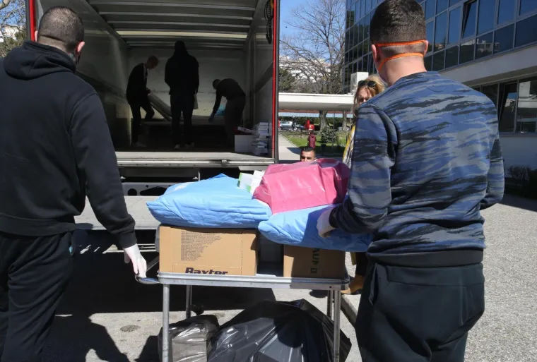 17.03.2020.,Split - Svi zavodi, klinike i odjeli s lokaliteta bolnice Krizine krenuli su u svoju, prvu u povijesti, selidbu u bolnicu Firule u Splitu, a svoj obol borbi protiv korona virusa dala je i Torcida.
Na mjestu dogadjaja pojavili su se i momci iz Torcide te pomazu da se posao obavi sto prije, a treba istaknuti da su sami poduzeli zastitne mjere i nabavili maske i rukavice
Photo: Ivo Cagalj/PIXSELL