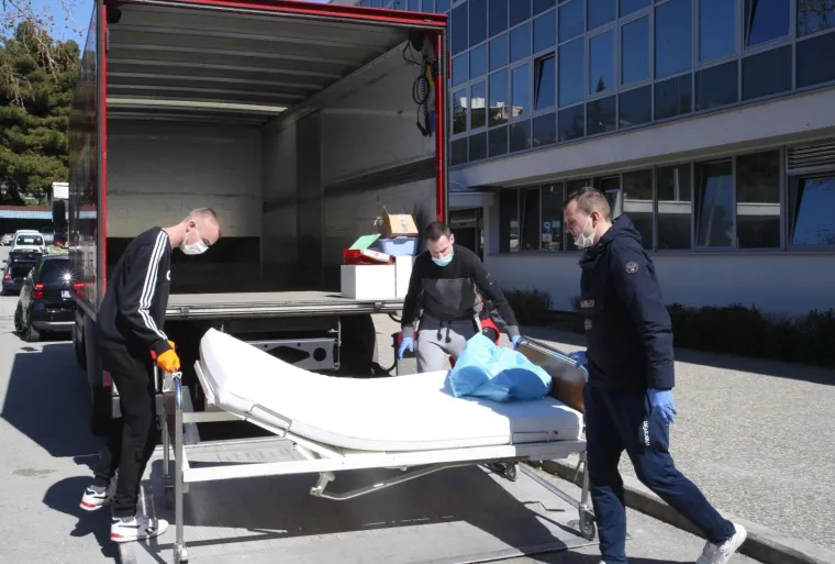 17.03.2020.,Split - Svi zavodi, klinike i odjeli s lokaliteta bolnice Krizine krenuli su u svoju, prvu u povijesti, selidbu u bolnicu Firule u Splitu, a svoj obol borbi protiv korona virusa dala je i Torcida.
Na mjestu dogadjaja pojavili su se i momci iz Torcide te pomazu da se posao obavi sto prije, a treba istaknuti da su sami poduzeli zastitne mjere i nabavili maske i rukavice
Photo: Ivo Cagalj/PIXSELL