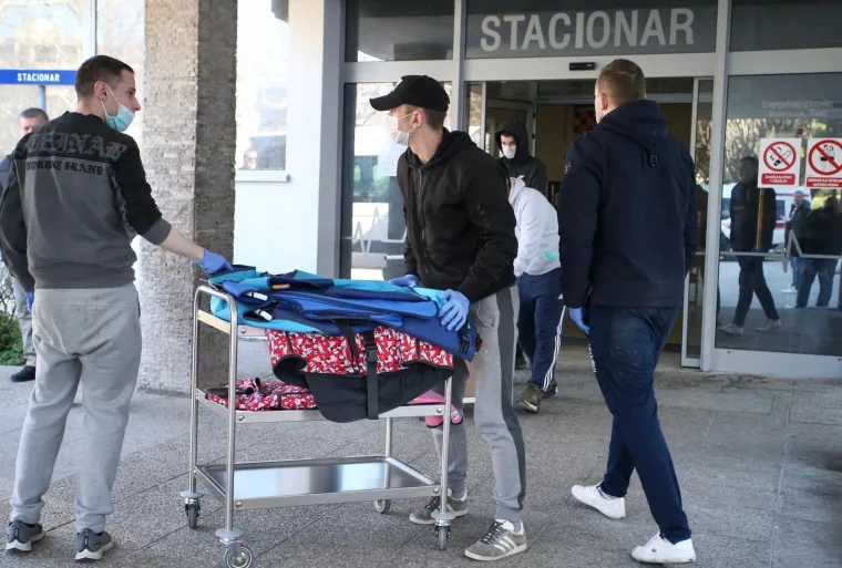 17.03.2020.,Split - Svi zavodi, klinike i odjeli s lokaliteta bolnice Krizine krenuli su u svoju, prvu u povijesti, selidbu u bolnicu Firule u Splitu, a svoj obol borbi protiv korona virusa dala je i Torcida.
Na mjestu dogadjaja pojavili su se i momci iz Torcide te pomazu da se posao obavi sto prije, a treba istaknuti da su sami poduzeli zastitne mjere i nabavili maske i rukavice
Photo: Ivo Cagalj/PIXSELL