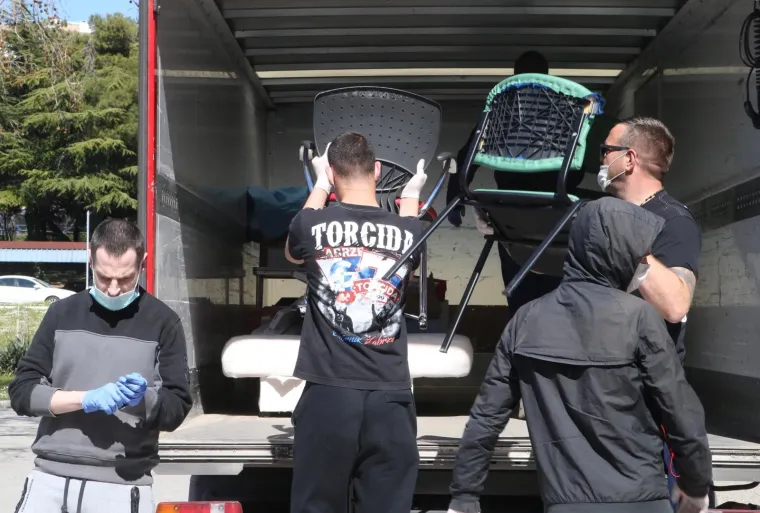 17.03.2020.,Split - Svi zavodi, klinike i odjeli s lokaliteta bolnice Krizine krenuli su u svoju, prvu u povijesti, selidbu u bolnicu Firule u Splitu, a svoj obol borbi protiv korona virusa dala je i Torcida.
Na mjestu dogadjaja pojavili su se i momci iz Torcide te pomazu da se posao obavi sto prije, a treba istaknuti da su sami poduzeli zastitne mjere i nabavili maske i rukavice
Photo: Ivo Cagalj/PIXSELL