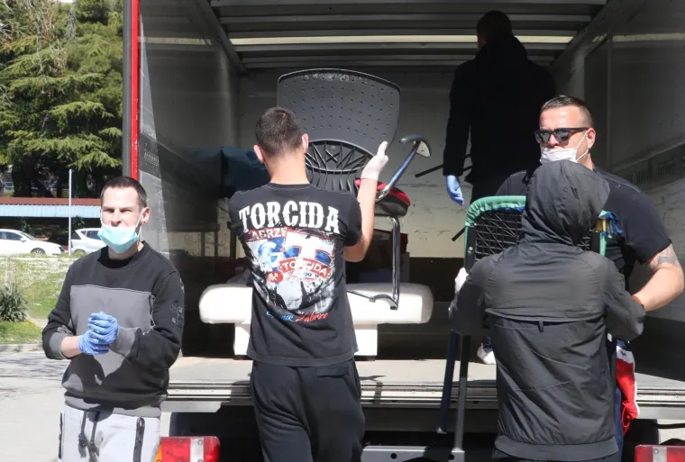 17.03.2020.,Split - Svi zavodi, klinike i odjeli s lokaliteta bolnice Krizine krenuli su u svoju, prvu u povijesti, selidbu u bolnicu Firule u Splitu, a svoj obol borbi protiv korona virusa dala je i Torcida.
Na mjestu dogadjaja pojavili su se i momci iz Torcide te pomazu da se posao obavi sto prije, a treba istaknuti da su sami poduzeli zastitne mjere i nabavili maske i rukavice
Photo: Ivo Cagalj/PIXSELL