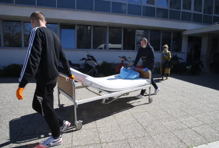 17.03.2020.,Split - Svi zavodi, klinike i odjeli s lokaliteta bolnice Krizine krenuli su u svoju, prvu u povijesti, selidbu u bolnicu Firule u Splitu, a svoj obol borbi protiv korona virusa dala je i Torcida.
Na mjestu dogadjaja pojavili su se i momci iz Torcide te pomazu da se posao obavi sto prije, a treba istaknuti da su sami poduzeli zastitne mjere i nabavili maske i rukavice
Photo: Ivo Cagalj/PIXSELL