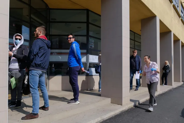 Pred HZZ-om gužva kakva se ne pamti: Otpu&scaron;teni masovno dolaze po naknade za nezaposlene