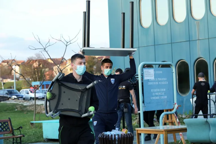 Međutim tu nisu stali te su u srijedu pomogli i zaposlenicima Kliničkog centra Dubrava u iseljavanju, osvanulo je na komunikacijskim platformama na dru&scaron;tvenim mrežama koje prate navijačku supkulturu i scenu. Bolnica u Dubravi se zbog pojavljivanja koronavirusa u njoj morala reorganizirati, a navijači Dinama odmah su priskočili u pomoć&hellip;