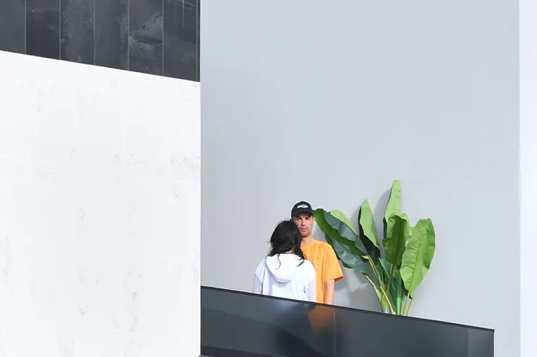 RAZGOLIĆENI RONALDO ODMARA U LUKSUZNOJ VILI, A GEORGINA &Scaron;OPINGIRA: Par snimljen tijekom izolacije na rodnom otoku slavnog nogometa&scaron;a