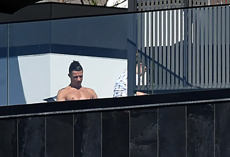 RAZGOLIĆENI RONALDO ODMARA U LUKSUZNOJ VILI, A GEORGINA &Scaron;OPINGIRA: Par snimljen tijekom izolacije na rodnom otoku slavnog nogometa&scaron;a