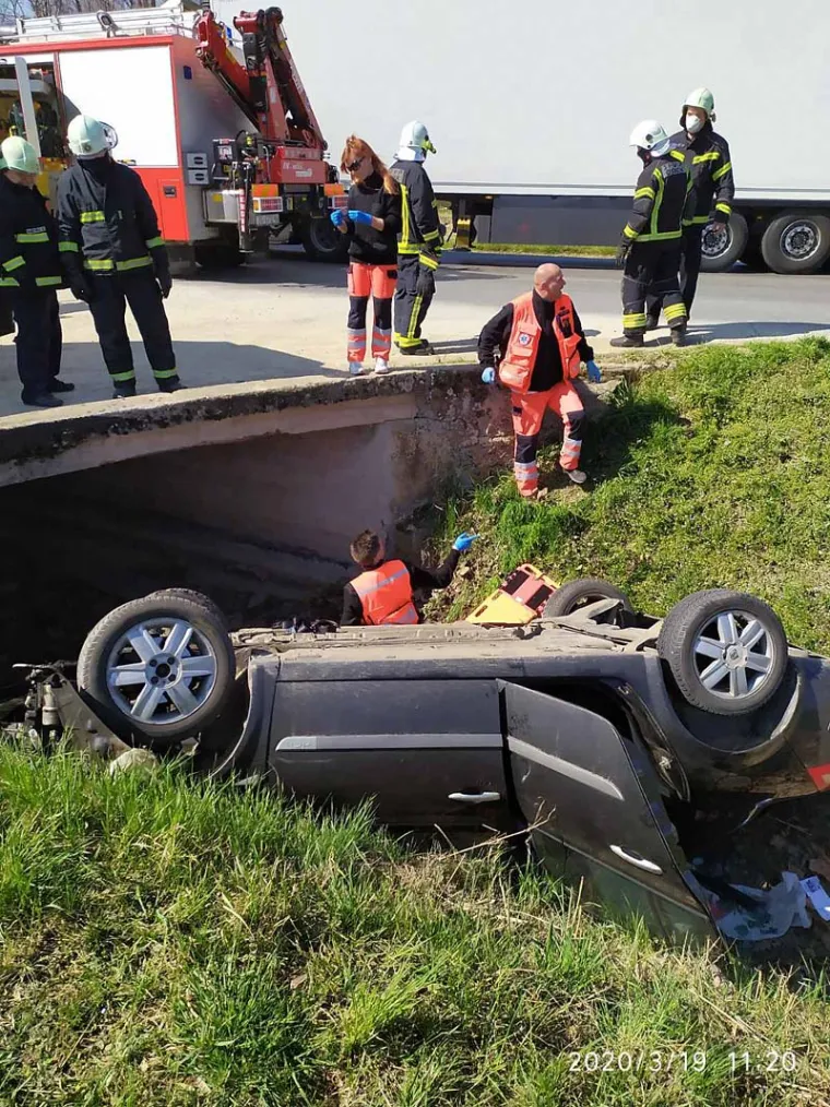 Tragedija u Osijeku: Automobil zavr&scaron;io u kanalu na krovu, jedna je osoba poginula