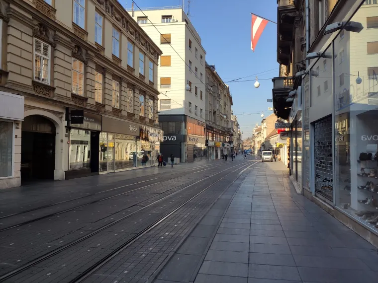 Nakon &scaron;to je donesena odluka o zatvaranju svih trgovina, kafića, restorana i sličnih objekata osim onih koja služe opskrbljivanju stanovni&scaron;tva, Zagreb je poprilično pust