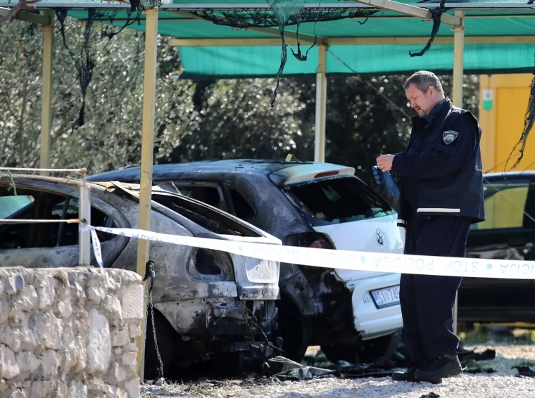 Izgorio parkirani auto, vatra se proširila na još dva automobila