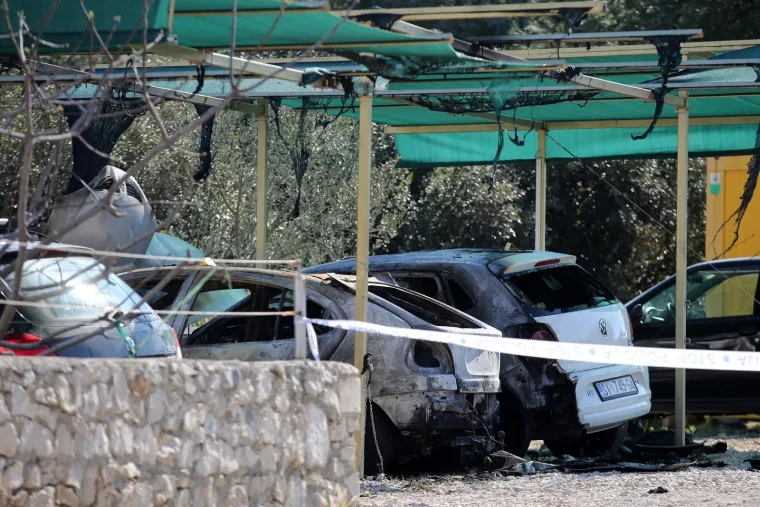 Izgorio parkirani auto, vatra se proširila na još dva automobila