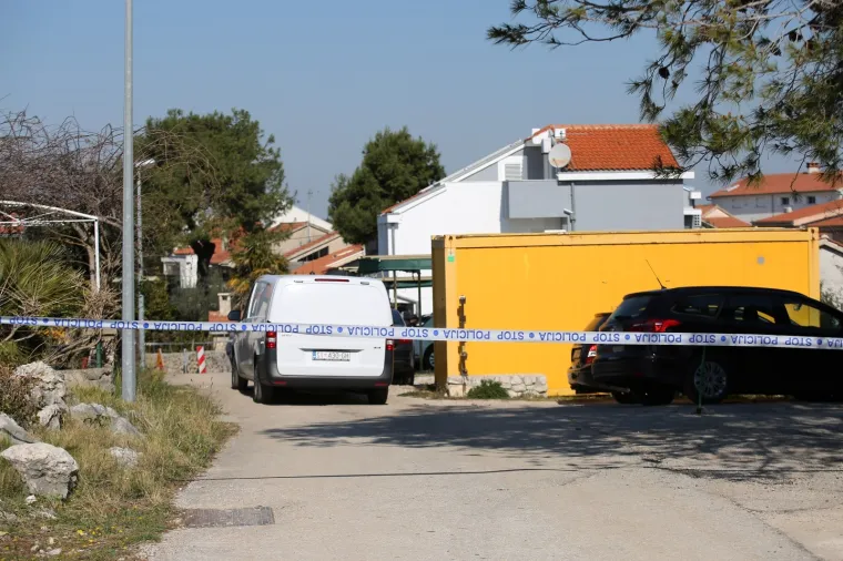 Izgorio parkirani auto, vatra se proširila na još dva automobila