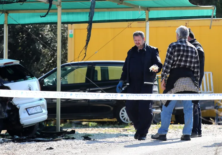 Izgorio parkirani auto, vatra se proširila na još dva automobila