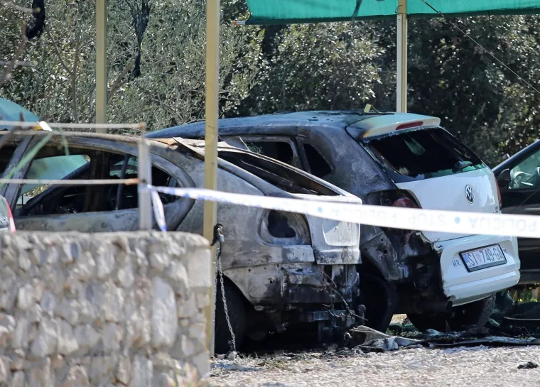 Izgorio parkirani auto, vatra se proširila na još dva automobila
