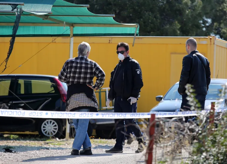 Izgorio parkirani auto, vatra se proširila na još dva automobila