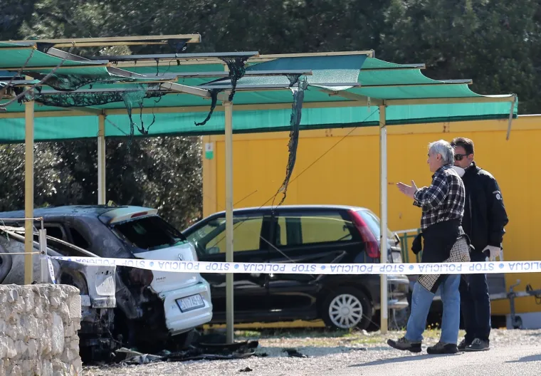 Izgorio parkirani auto, vatra se proširila na još dva automobila