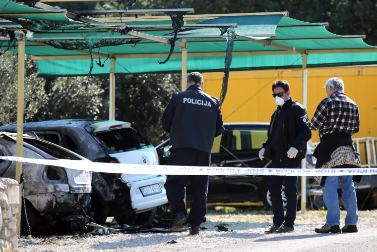 Izgorio parkirani auto, vatra se proširila na još dva automobila