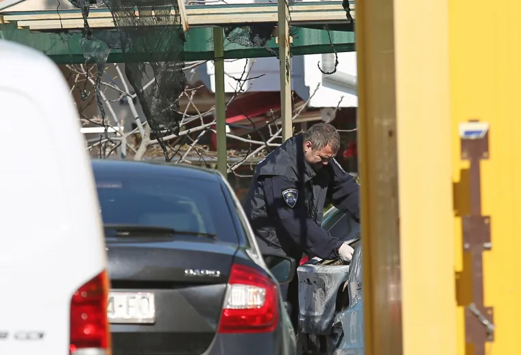 Izgorio parkirani auto, vatra se proširila na još dva automobila