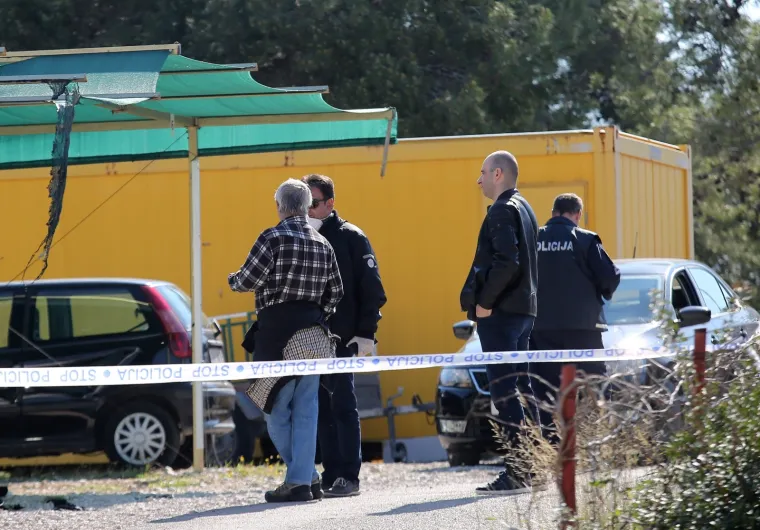 Izgorio parkirani auto, vatra se proširila na još dva automobila