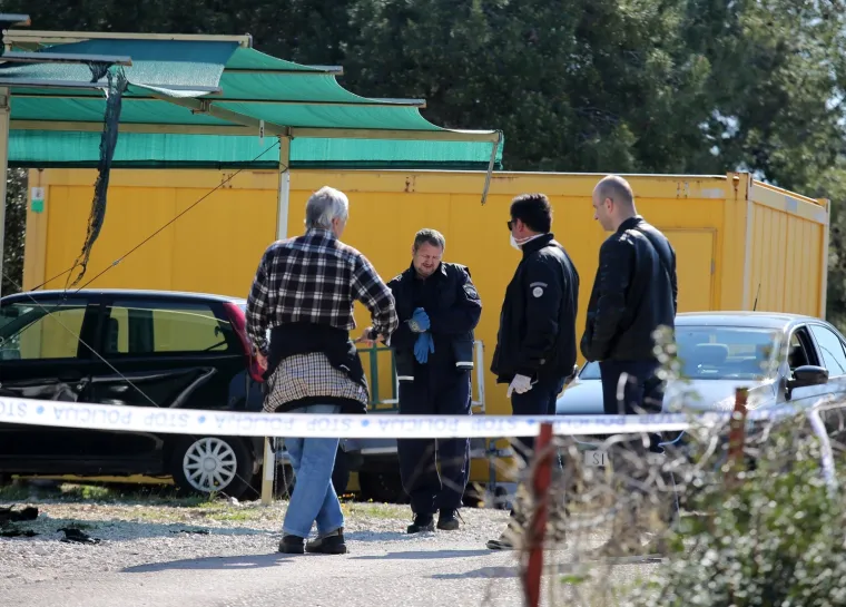 Izgorio parkirani auto, vatra se proširila na još dva automobila