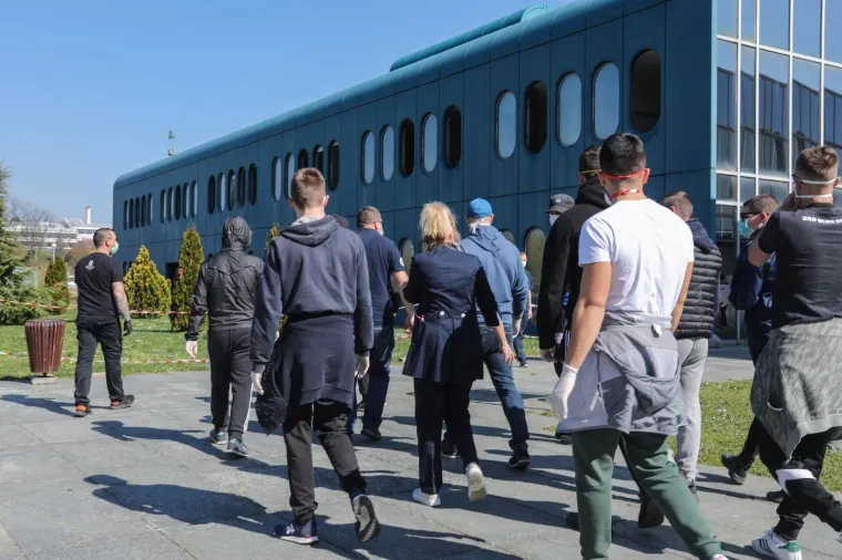 Navijači Dinama, Bad Blue Boysi, pozvani su u srijedu da pomognu seliti stvari iz bolnice KB Dubrava koja postaje respiratorni centar u Zagrebu.   Bad Blue Boys stigli su na isto mjesto i dan kasnije  nakon sto su liječnici uputili apel da trebaju hitno 50 ljudi.  Tu se ne misle zaustaviti. &ldquo;Navijačka grupa Bad Blue Boys će od danas, 19.03.2020., u suradnji i uz odobrenje Gradskog dru&scaron;tva Crvenog križa Zagreb obavljati dostavu lijekova i namirnica za najugroženije skupine građana Grada Zagreba u vrijeme krizne situacije pojave koronavirusa (COVID-19). Pozivamo na&scaron;e sugrađane koji pripadaju rizičnim skupinama i kojima je pomoć ovakve vrste najpotrebnija da kontaktiraju Gradsko dru&scaron;tvo Crvenog križa Zagreb na broj telefona 01/ 3778-236", poručili su Boysi.