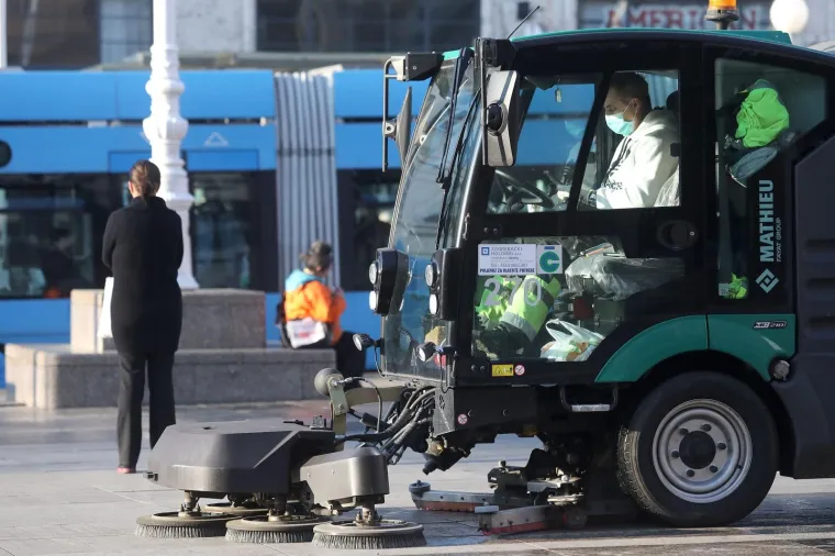 19.03.2020., Zagreb - Nakon stupanja na snagu novih odluka Kriznog stozera Zagreb se probudio uz niz ogranicenja i zabrana. Ne rade kafici, restorani, ducani koji nisu nuzni za ospkrbu gradjana i brojna druga mjesta na kojima moza doci do sirenja zaraze koronavirusom. 
Photo: Patrik Macek/PIXSELL