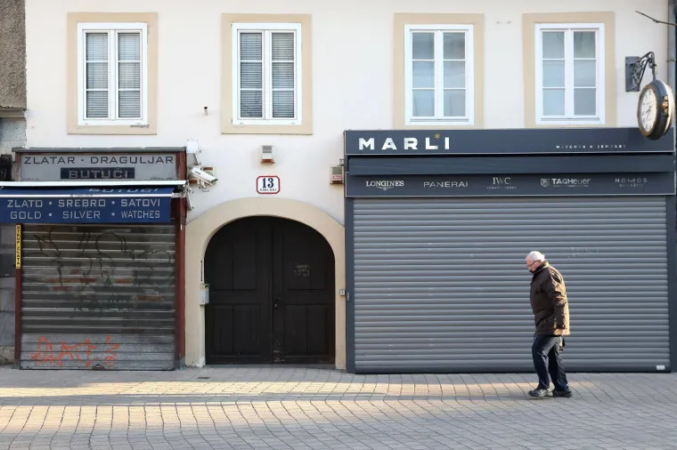 19.03.2020., Zagreb - Nakon stupanja na snagu novih odluka Kriznog stozera Zagreb se probudio uz niz ogranicenja i zabrana. Ne rade kafici, restorani, ducani koji nisu nuzni za ospkrbu gradjana i brojna druga mjesta na kojima moza doci do sirenja zaraze koronavirusom. 
Photo: Patrik Macek/PIXSELL