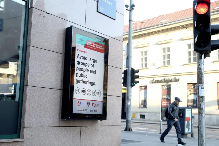 19.03.2020., Zagreb - Nakon stupanja na snagu novih odluka Kriznog stozera Zagreb se probudio uz niz ogranicenja i zabrana. Ne rade kafici, restorani, ducani koji nisu nuzni za ospkrbu gradjana i brojna druga mjesta na kojima moza doci do sirenja zaraze koronavirusom. 
Photo: Patrik Macek/PIXSELL