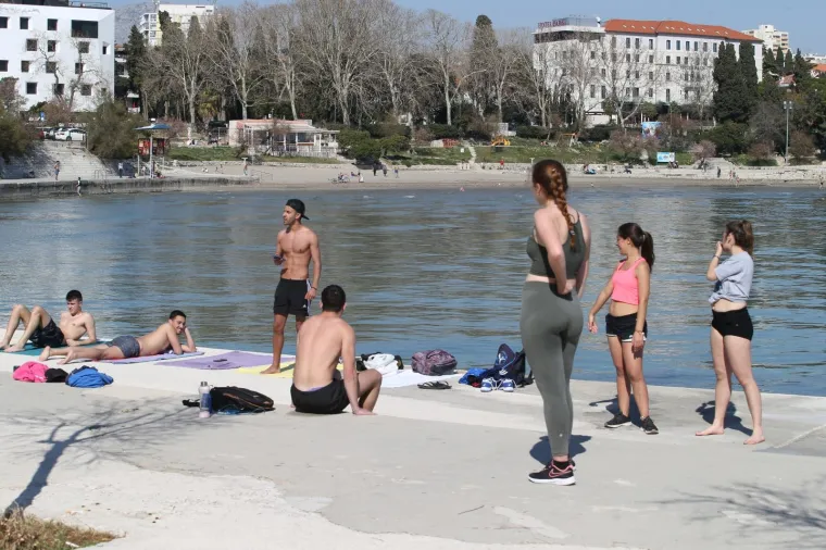 Splićane koronavirus ni najmanje ne brine: 'Okupirali' Bačvice, sunčaju se, igraju, kupaju...