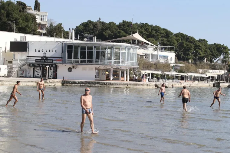 Splićane koronavirus ni najmanje ne brine: 'Okupirali' Bačvice, sunčaju se, igraju, kupaju...